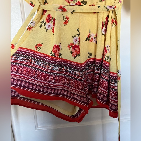Yellow floral jumper with tie at waist. Cute and casual. Size Large. - Picture 3 of 5